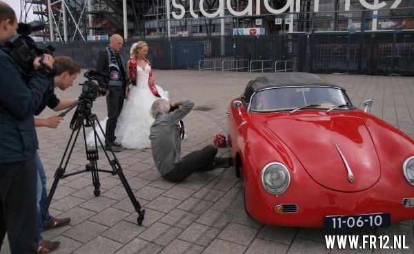 Pas getrouwd stel laat fotoreportage maken voor De Kuip