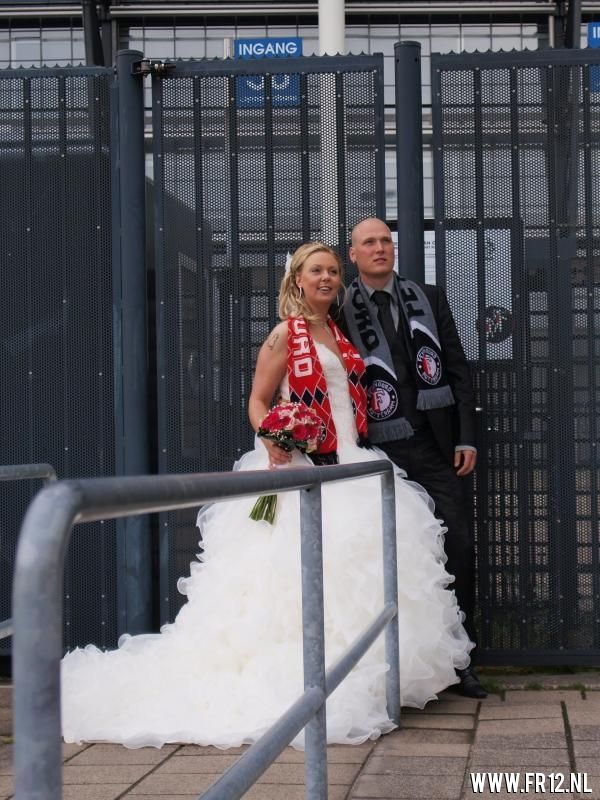 Pas getrouwd stel laat fotoreportage maken voor De Kuip