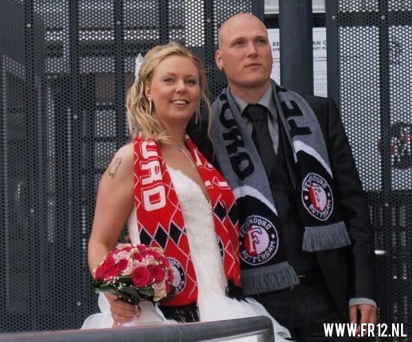 Pas getrouwd stel laat fotoreportage maken voor De Kuip