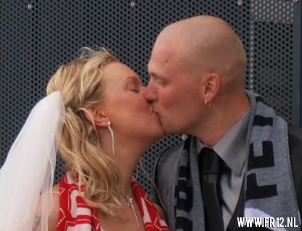Pas getrouwd stel laat fotoreportage maken voor De Kuip