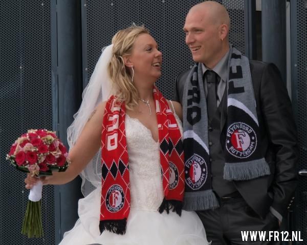 Pas getrouwd stel laat fotoreportage maken voor De Kuip
