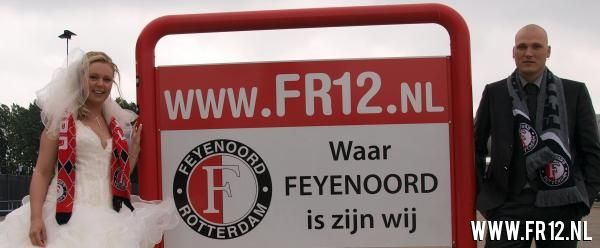 Pas getrouwd stel laat fotoreportage maken voor De Kuip