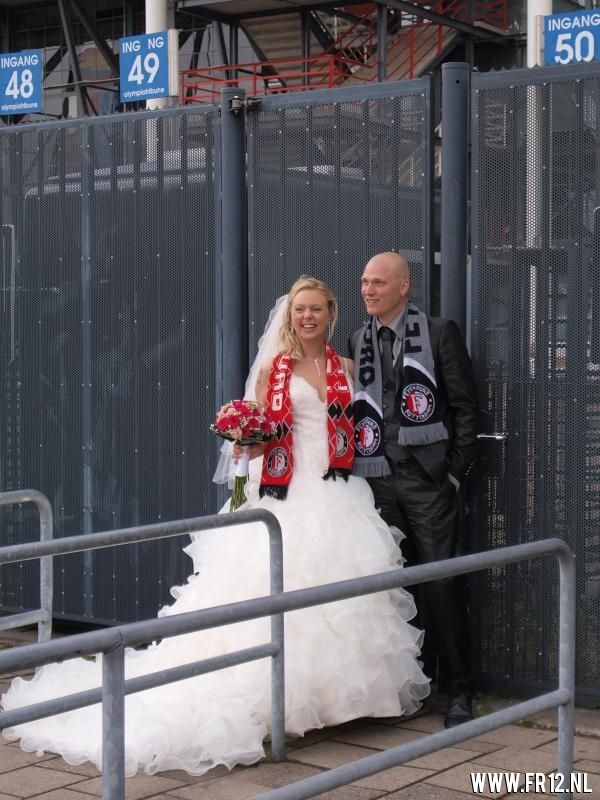 Pas getrouwd stel laat fotoreportage maken voor De Kuip
