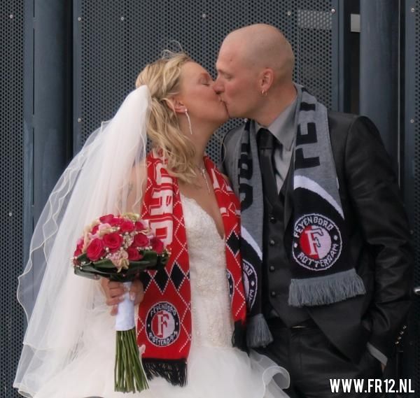 Pas getrouwd stel laat fotoreportage maken voor De Kuip