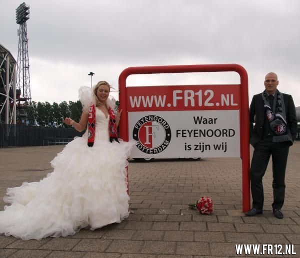 Pas getrouwd stel laat fotoreportage maken voor De Kuip