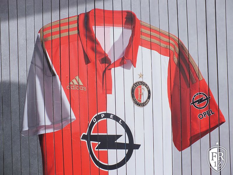 FOTO'S | Nieuw thuisshirt met gouden strepen