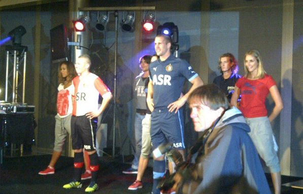 Feyenoord speelt volgend jaar in donkerblauw uittenue