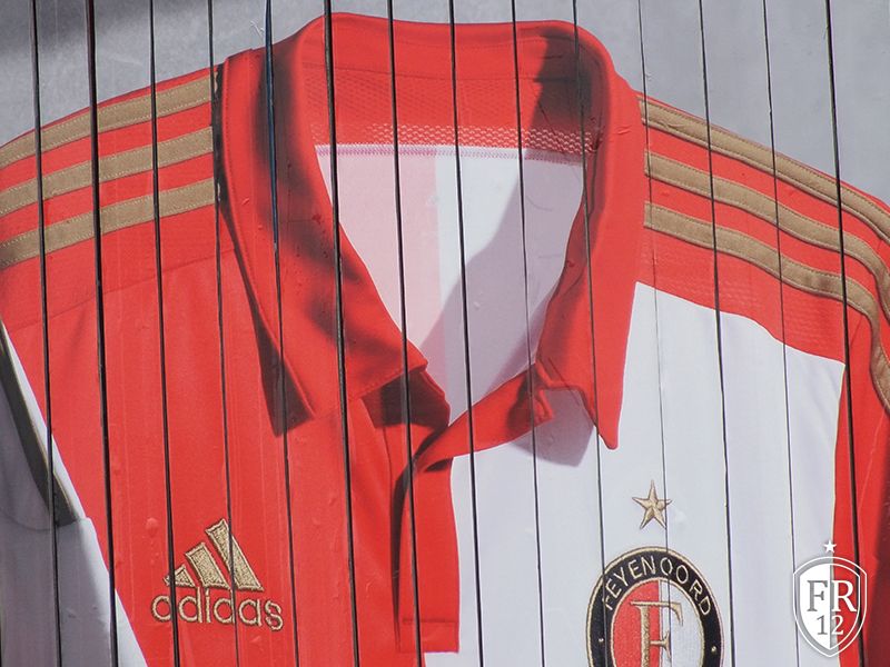 FOTO'S | Nieuw thuisshirt met gouden strepen
