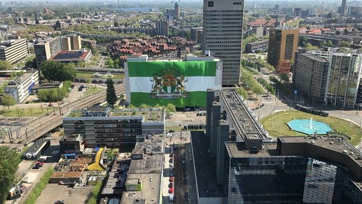 Supporters hangen megadoek op in Rotterdam