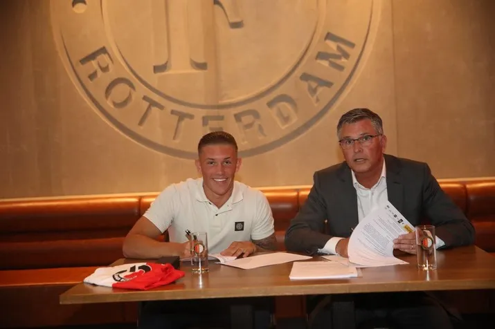 Kind van de club Ian Smeulers tekent profcontract