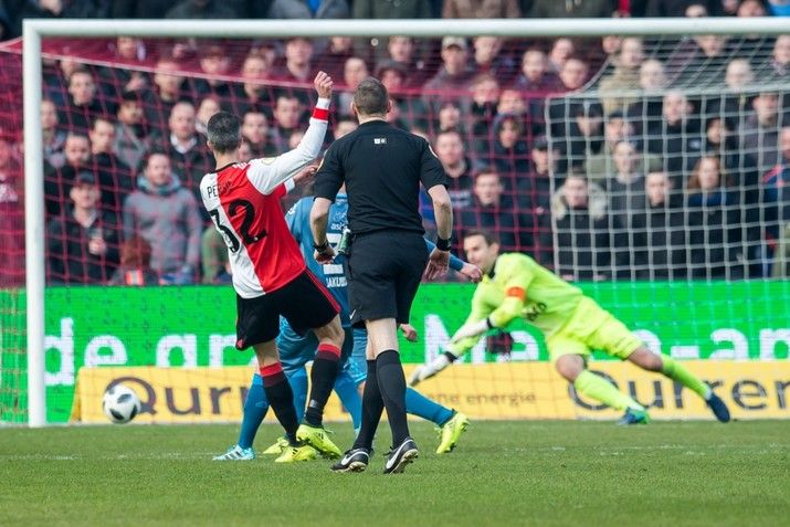 Van Persie schiet Feyenoord langs Heracles