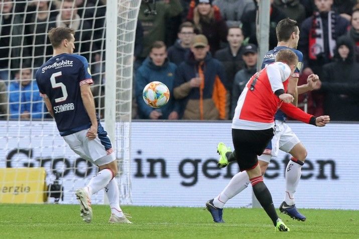 Feyenoord knokt zich in De Kuip langs PSV