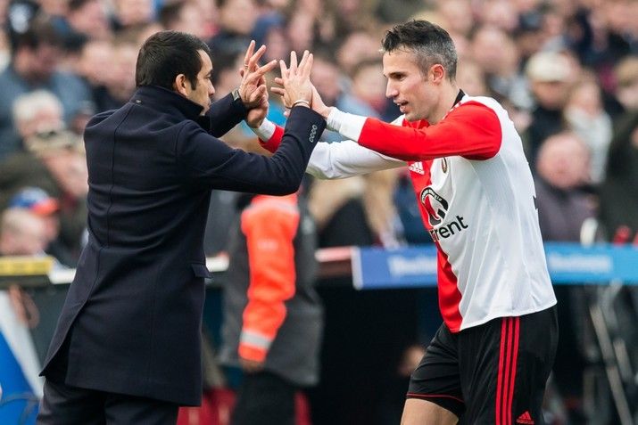 Van Persie schiet Feyenoord langs Heracles