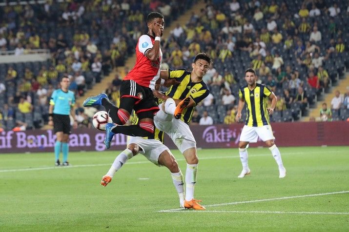 Feyenoord voorkomt nederlaag na bizarre slotfase