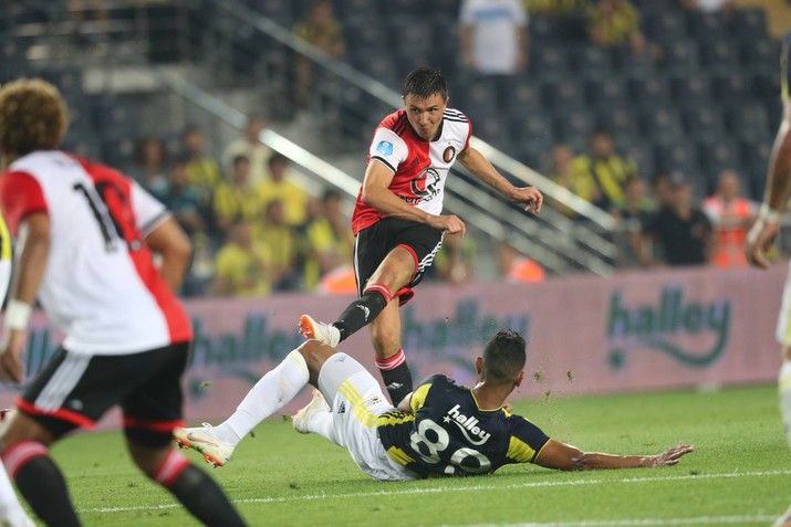 Feyenoord voorkomt nederlaag na bizarre slotfase