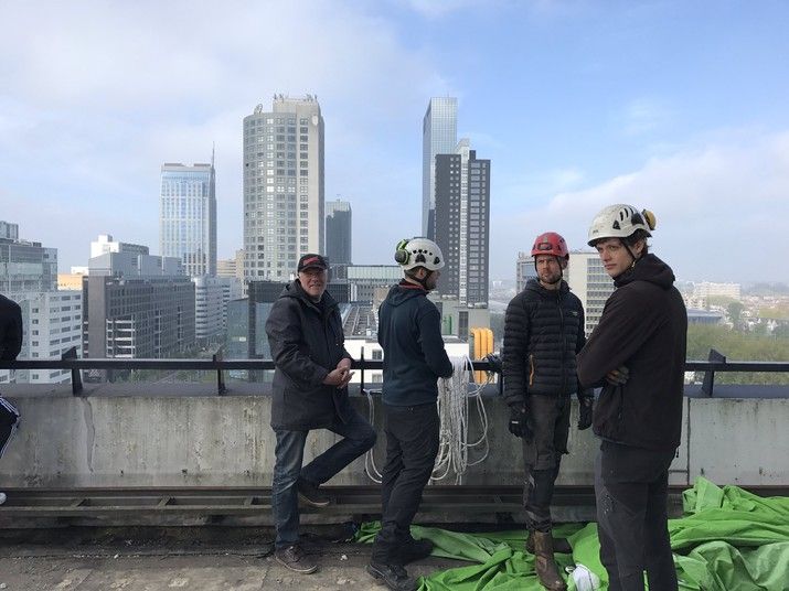 Supporters hangen megadoek op in Rotterdam