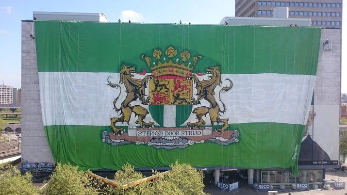 Supporters hangen megadoek op in Rotterdam