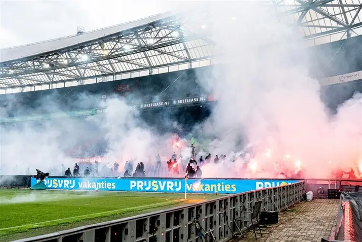 Supporters betreden stadion en leggen wedstrijd stil
