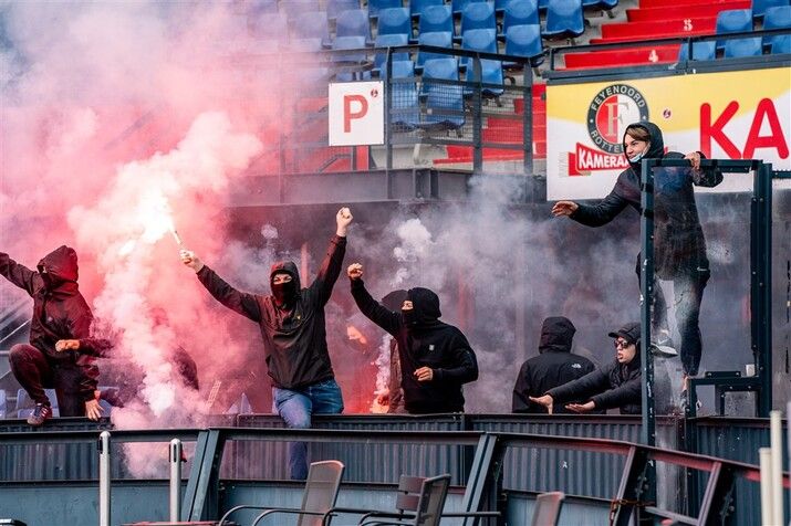 Supporters betreden stadion en leggen wedstrijd stil