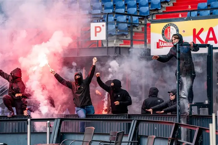 Supporters betreden stadion en leggen wedstrijd stil