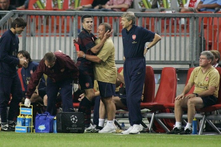 Wenger looft Van Persie: ''Eist van iedereen het uiterste''