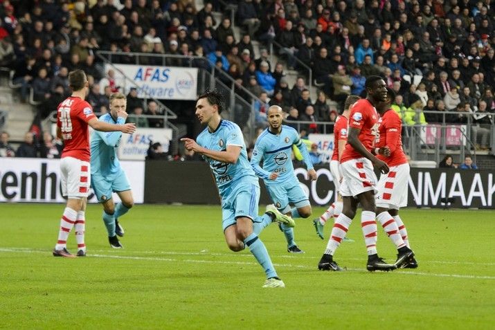 Feyenoord verpulvert AZ in eigen huis