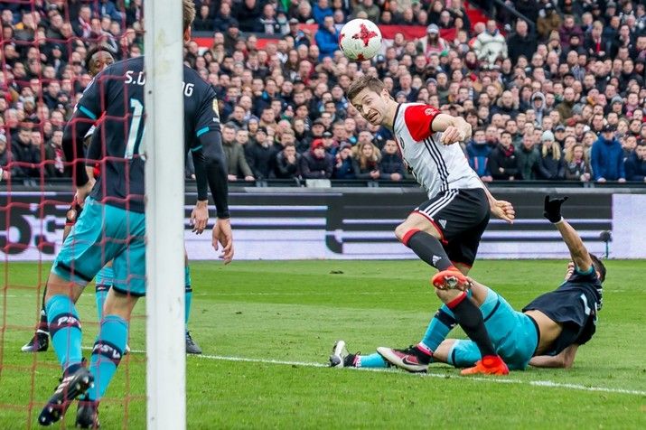 Feyenoord wint en knikkert PSV uit titelrace
