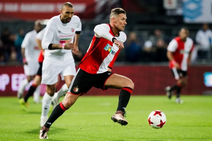 Winnend Oud-Feyenoord oogst applaus in De Kuip