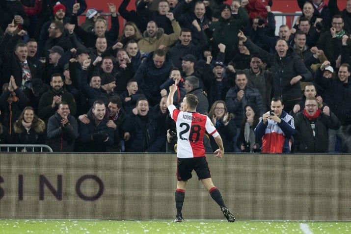 Feyenoord wint ruim van Roda JC in De Kuip
