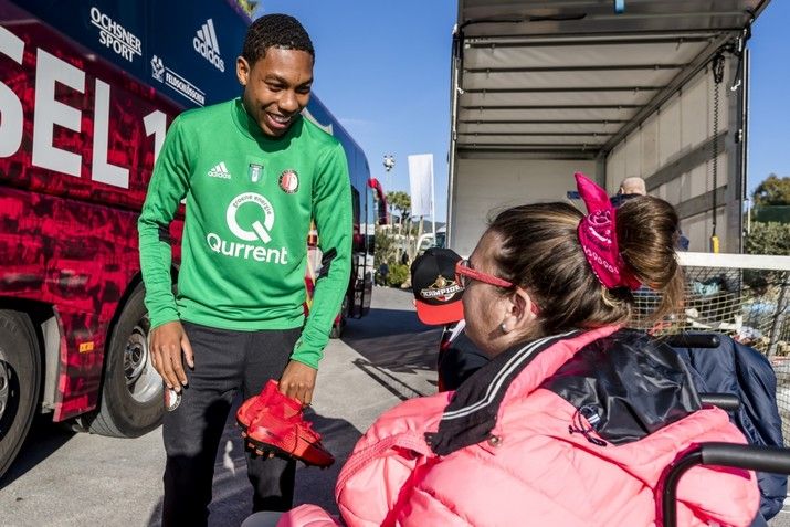 Lachende gezichten op openbare training Feyenoord