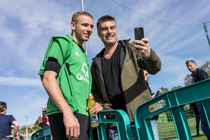 Lachende gezichten op openbare training Feyenoord