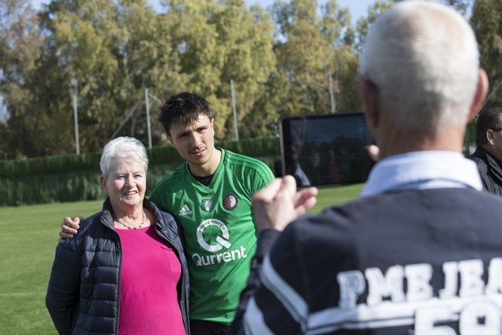 Lachende gezichten op openbare training Feyenoord