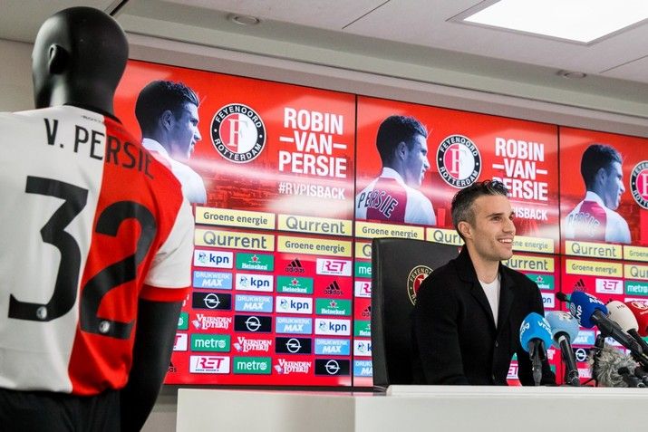 Robin van Persie officieel terug bij Feyenoord