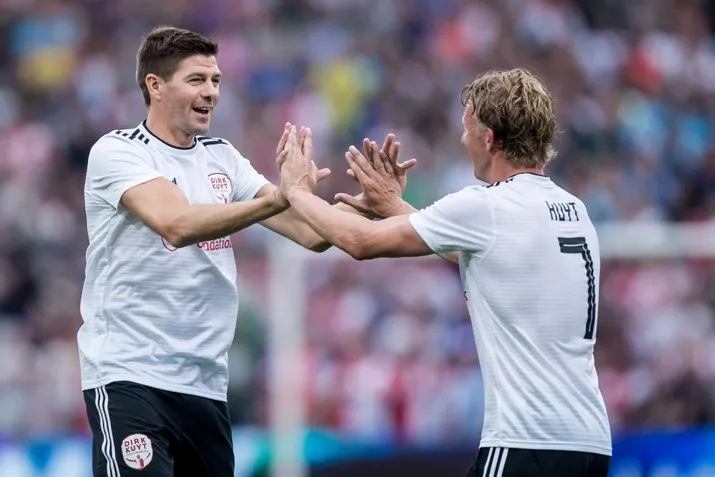 Kuyt neemt met doelpunt afscheid in De Kuip