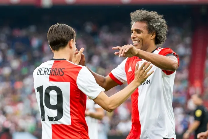 Kuyt neemt met doelpunt afscheid in De Kuip