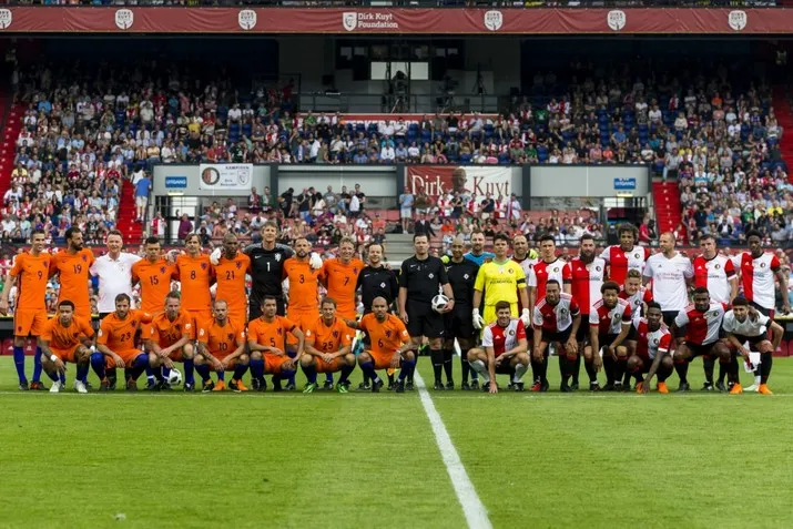 Kuyt neemt met doelpunt afscheid in De Kuip
