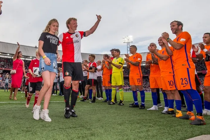 Kuyt neemt met doelpunt afscheid in De Kuip