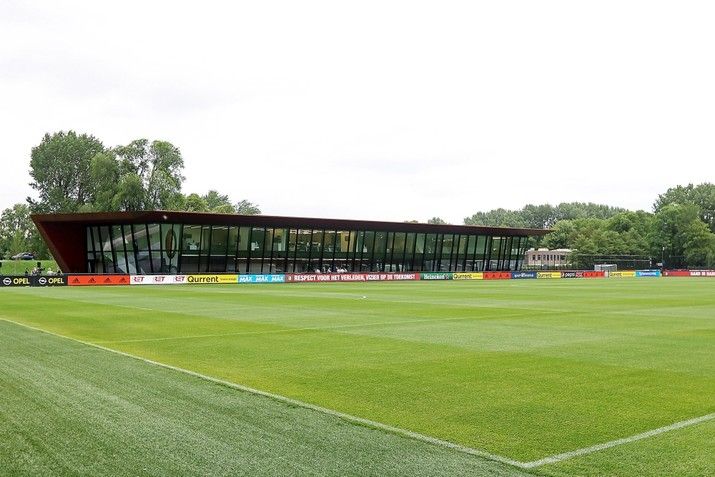 Pers krijgt rondleiding op nieuw trainingscomplex Feyenoord