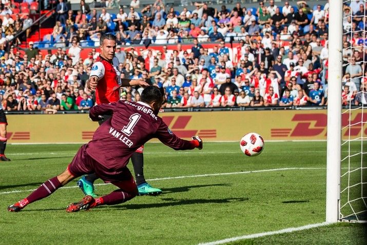 Van Persie belangrijk voor winnend Feyenoord