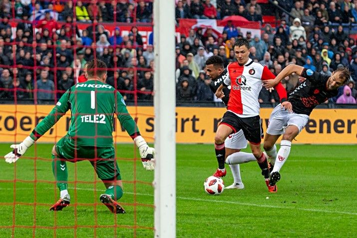 Van Persie bezorgt Feyenoord drie punten
