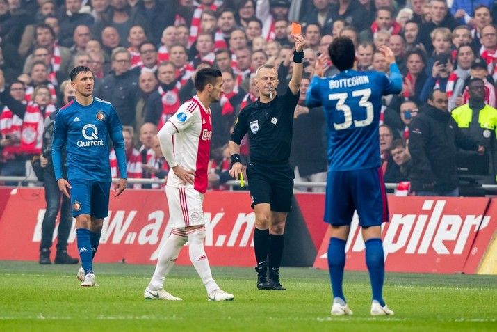 Feyenoord verliest met tien man van Ajax