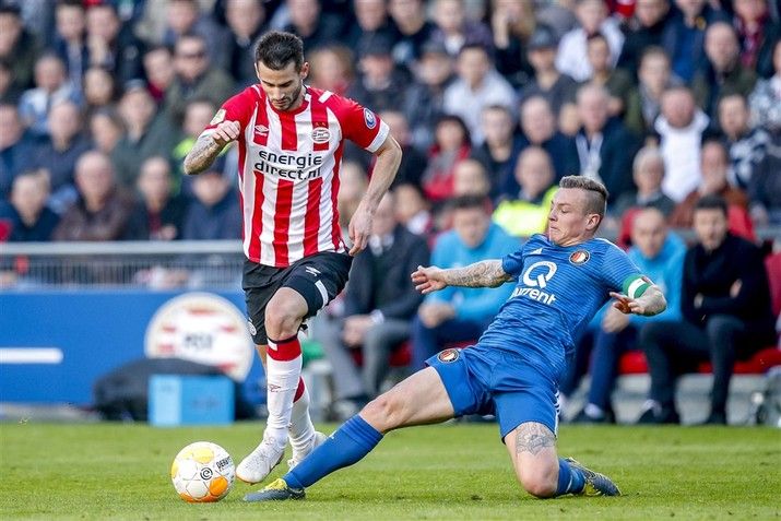 Feyenoord speelt met tien man gelijk tegen PSV