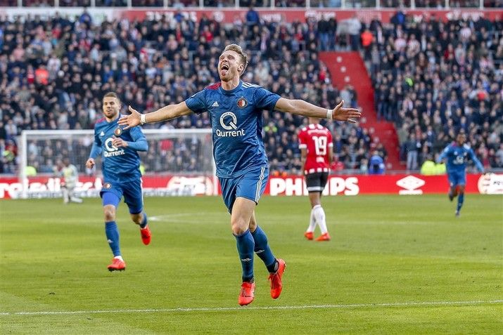 Feyenoord speelt met tien man gelijk tegen PSV