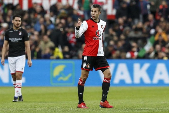 Van Persie schiet Feyenoord langs FC Emmen