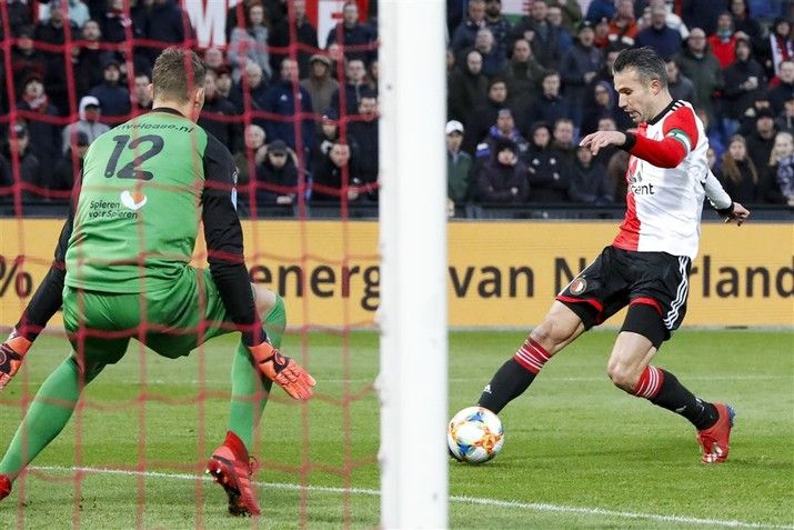 Van Persie schiet Feyenoord langs FC Emmen