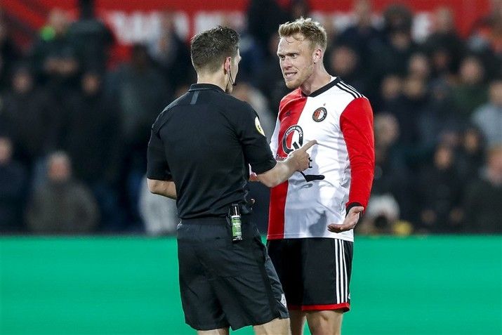 Feyenoord met tien man langs Heracles Almelo