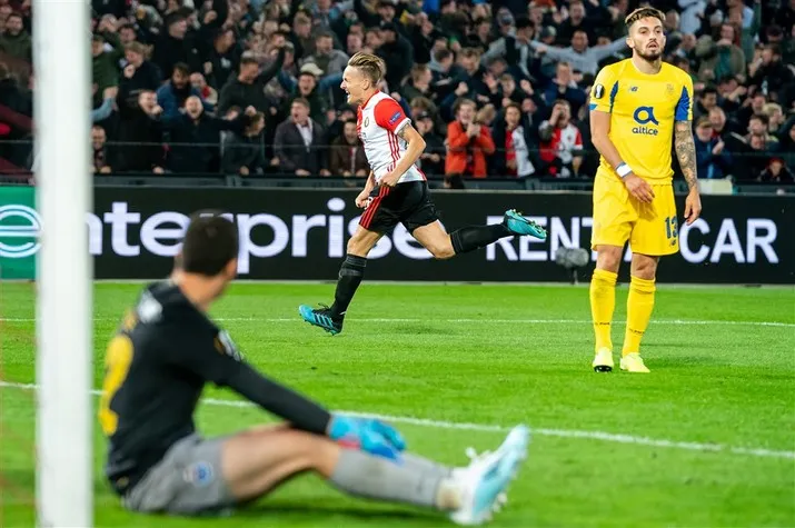 Feyenoord wint in kolkende Kuip van FC Porto