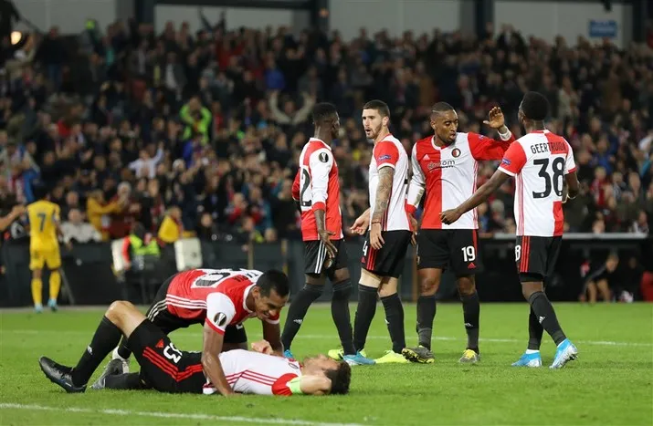 Feyenoord wint in kolkende Kuip van FC Porto