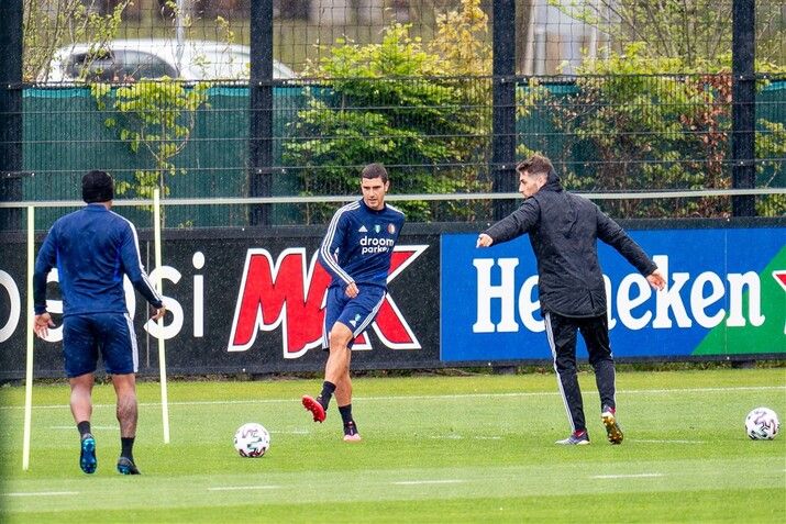 Feyenoord traint op 1908 in groepjes van zes