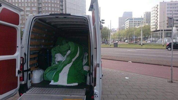Supporters hangen megadoek op in Rotterdam